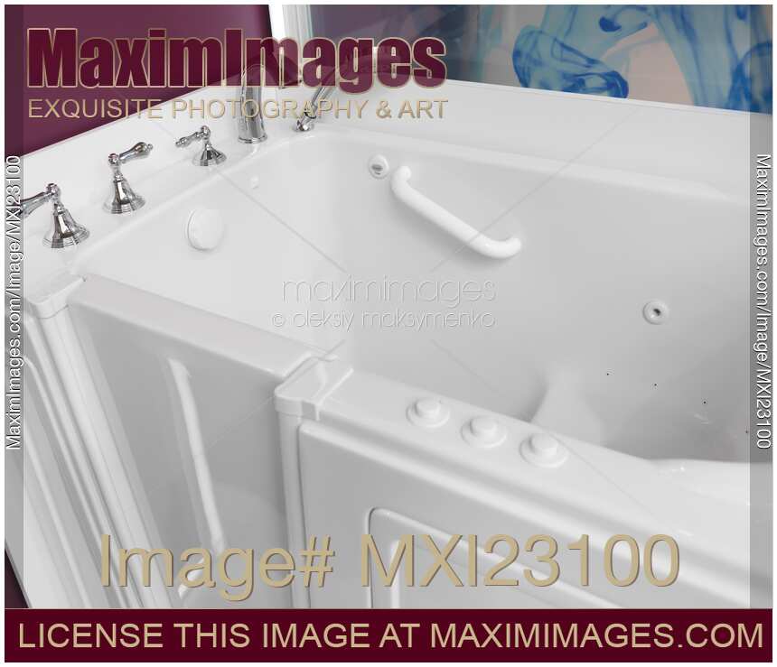 Accessible sitting bath tub