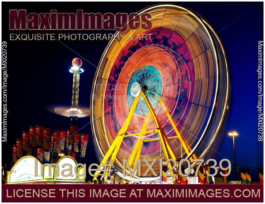 Amusement Rides Spinning Observation Wheel at Night