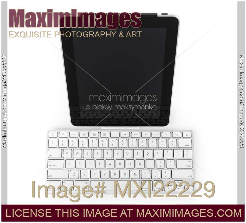 Apple iPad 3G Tablet Computer with a Keyboard