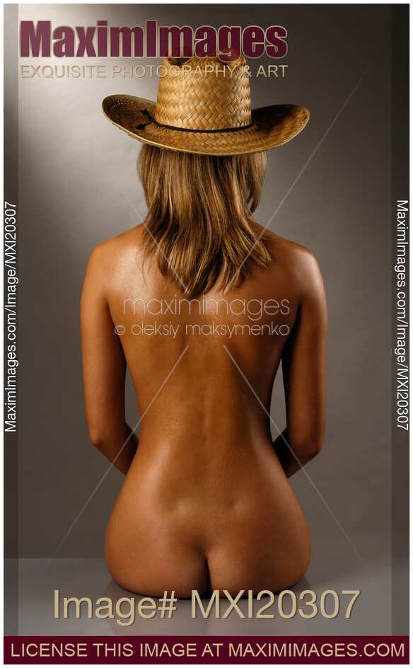 Bare back of nude suntanned woman in straw hat