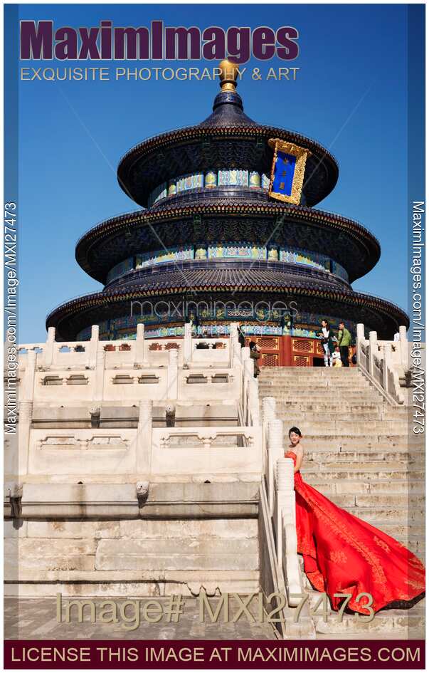Bride in red dress at the Temple of Heaven