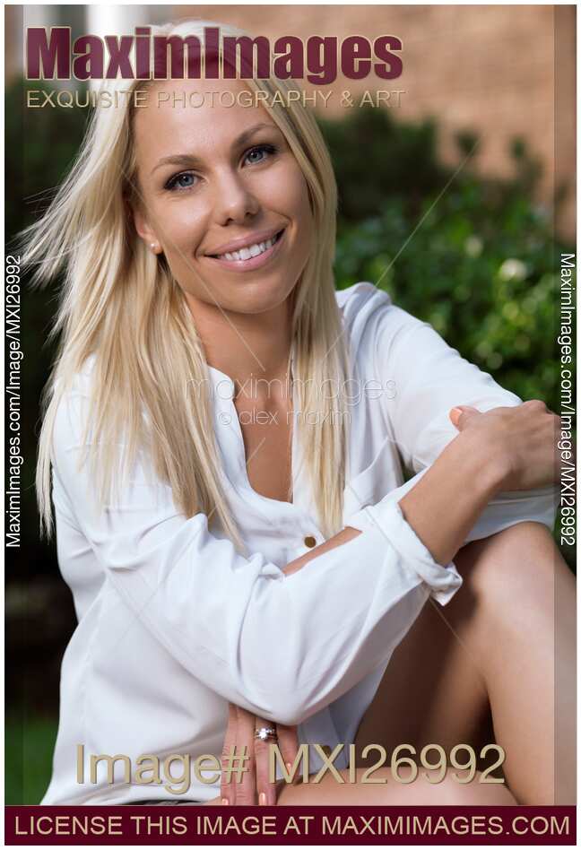 Casual natural portrait of smiling woman with blond hair