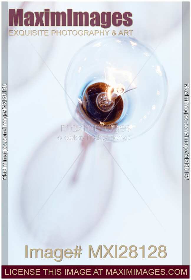 Incandescent light bulb