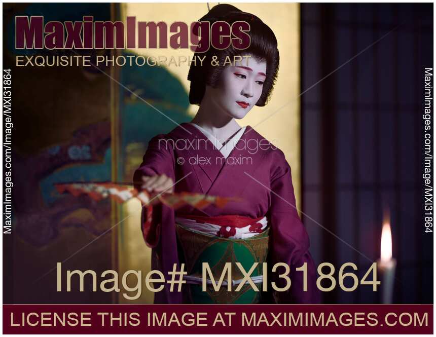 Kyoto Geiko Japanese Geisha dance with hand fans