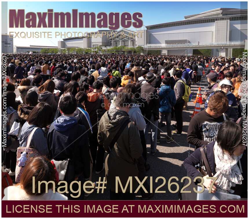 Long line of people at Tokyo Big Sight