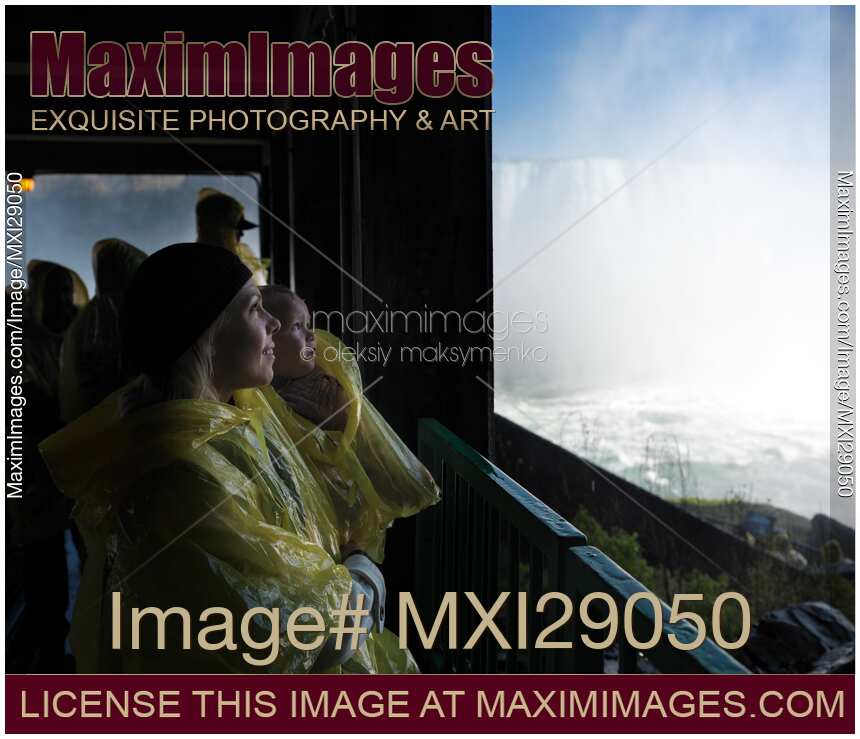 Mother with her Little Daughter at Niagara Falls
