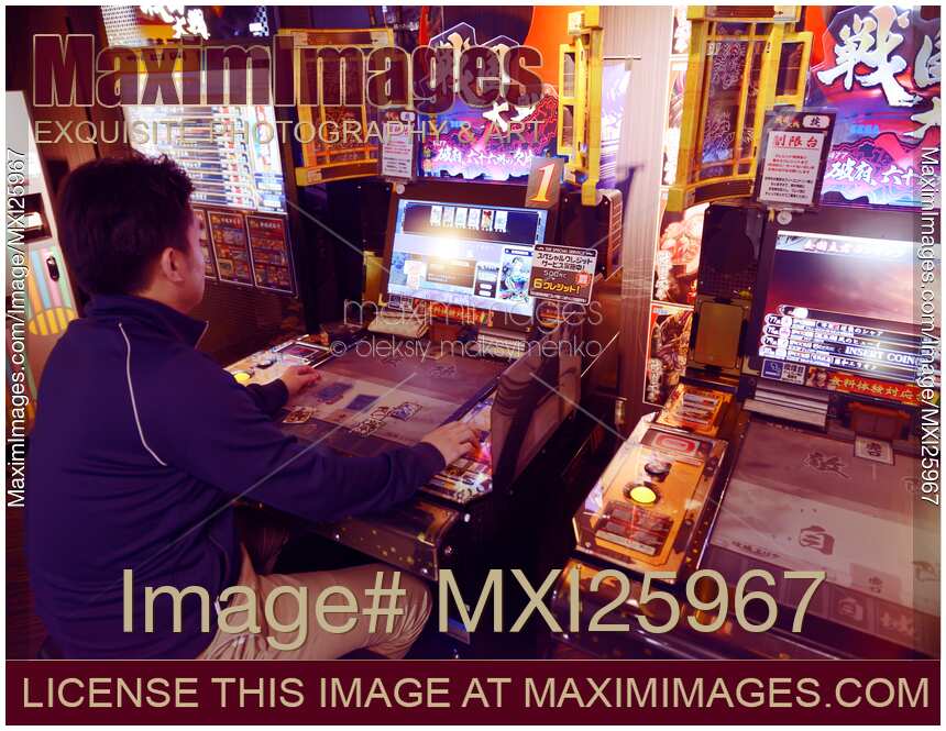 Person playing Sangokushi Taisen arcade slot machines
