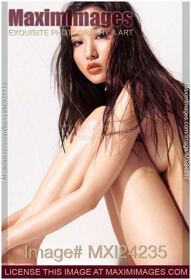 Sensual portrait of a beautiful asian woman with bare body
