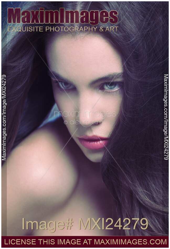 Woman wih a strong expressive look