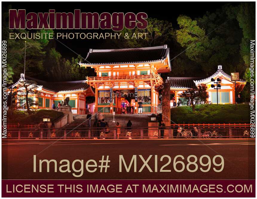 Yasaka shrine main gate at night in Kyoto