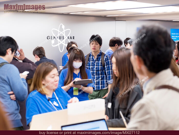 Stock photo of People at Apple Genius Bar in Japan Buy commercial use license at MaximImages