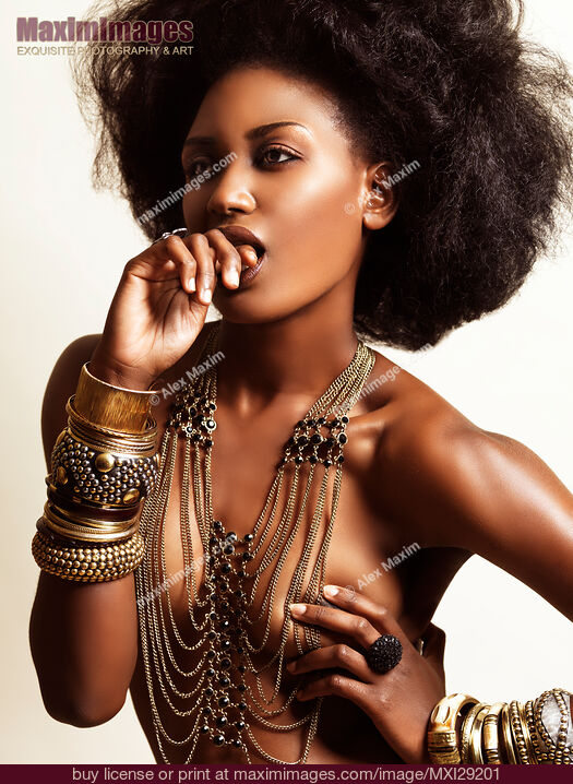 Stock photo de Belle femme africaine noire portant des bijoux sur son corps nu Acheter une licence d'utilisation commerciale chez MaximImages