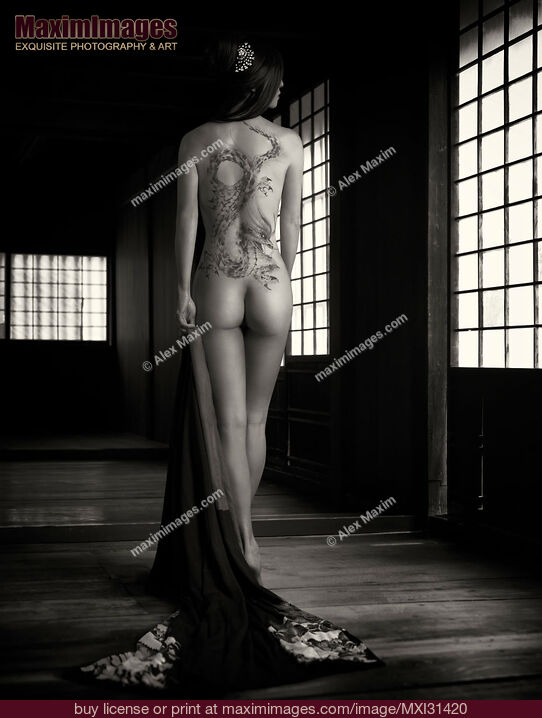 Mysteriöse asiatische Frau steht nackt in einem dunklen Haus und zeigt ein wildes Yakuza-Drachen-Tattoo auf ihrem nackten Rücken Stock-Foto eines Mysteriöse asiatische Frau steht nackt in einem dunklen Haus und zeigt ein wildes Yakuza-Drachen-Tattoo auf ihrem nackten Rücken Kaufen Sie eine kommerzielle Nutzungslizenz bei MaximImages