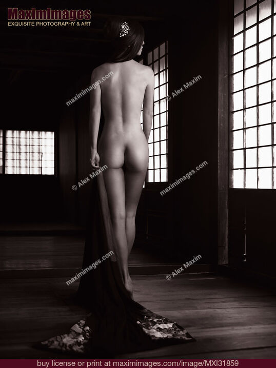 Mujer japonesa se desnudó en una casa oscura con la espalda desnuda a la suave luz del día Desnudo artístico en tonos sepia Foto de stock de Mujer japonesa se desnudó en una casa oscura con la espalda desnuda a la suave luz del día Desnudo artístico en tonos sepia Compre licencia de uso comercial en MaximImages