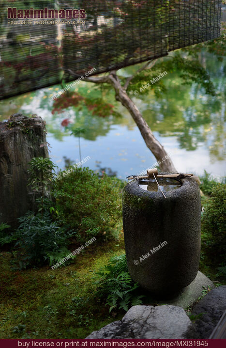 Wasseraufbereitungsbecken Tsukubai im japanischen Teehaus Shusui-tei an einem Teich in Kyoto Stock-Foto eines Wasseraufbereitungsbecken Tsukubai im japanischen Teehaus Shusui-tei an einem Teich in Kyoto Kaufen Sie eine kommerzielle Nutzungslizenz bei MaximImages