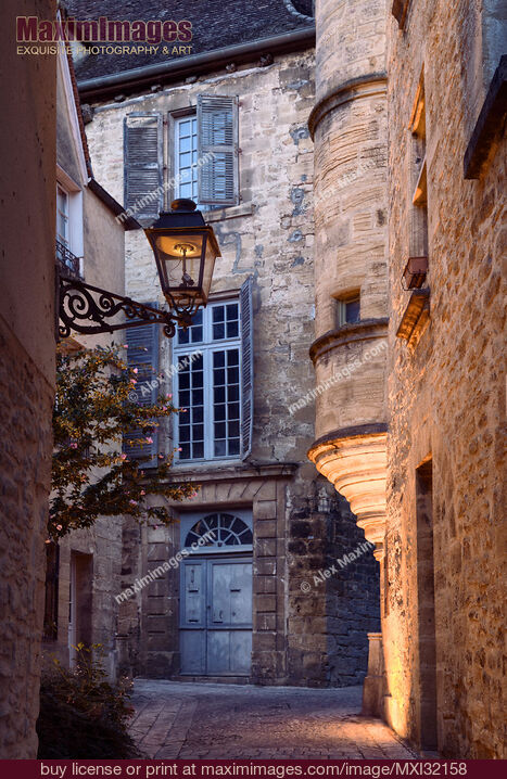 南フランスの夜明けに砂岩の建物がある旧市街の通り ストックフォト Mxi
