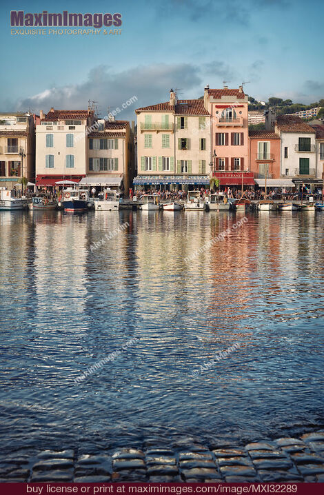 Ville Portuaire Francaise Du Port De Cassis Avec Bateaux Et Maisons Historiques Colorees France Stock Photo Mxi322 Ville Portuaire Francaise Du Port De Cassis Avec Bateaux Et Maisons Historiques Colorees France Stock Photo Mxi322