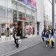 Young people in fashion district in Tokyo... (thumbnail)