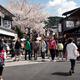 Tourists on Matsubara dori street in Kyoto... (thumbnail)