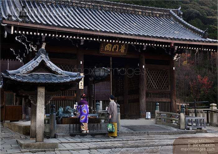 Stock photo of Japanese couple washing hands at chozubachi cleansing basin at Todoroki-mon gate of Kiyomizu-dera temple in Kyoto Buy commercial use license at MaximImages